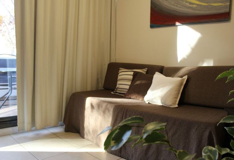 شقة غرفة واحدة, Uvas Apart