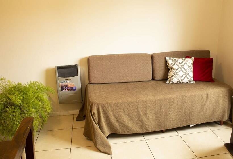 شقة غرفة واحدة, Uvas Apart