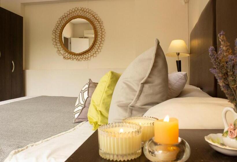 شقة غرفتين, Uvas Apart