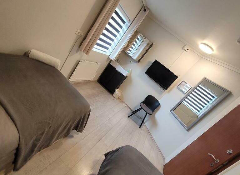 اتاق استاندارد با سرویس بهداشتی مشترک, B&b Guesthouse   Bed And Breakfast Keflavik Centre