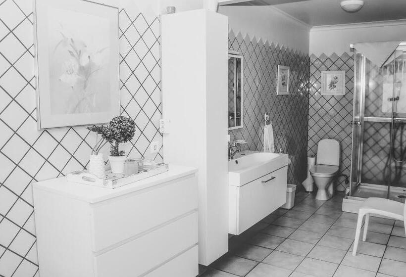 اتاق استاندارد سه تخته با سرویس بهداشتی مشترک, B&b Guesthouse   Bed And Breakfast Keflavik Centre