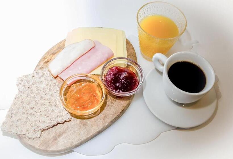 اتاق استاندارد سه تخته با سرویس بهداشتی مشترک, B&b Guesthouse   Bed And Breakfast Keflavik Centre