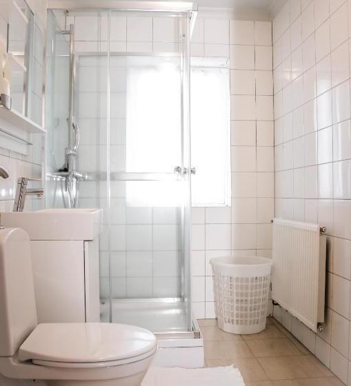 اتاق استاندارد چهارنفره با سرویس بهداشتی مشترک, B&b Guesthouse   Bed And Breakfast Keflavik Centre