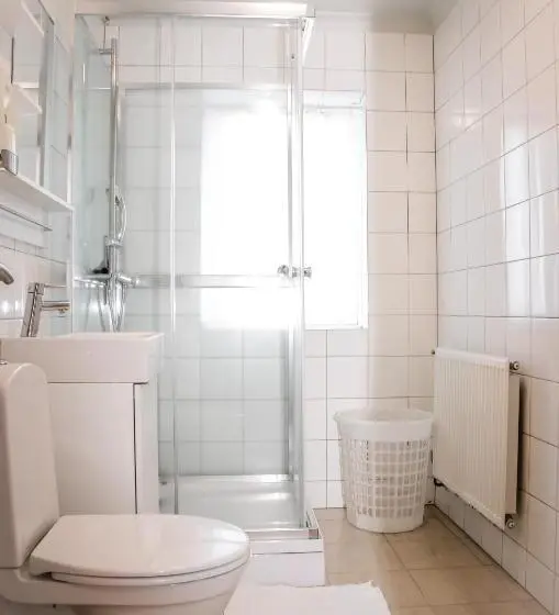 اتاق استاندارد چهارنفره با سرویس بهداشتی مشترک, B&b Guesthouse   Bed And Breakfast Keflavik Centre