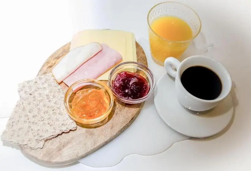 اتاق استاندارد چهارنفره با سرویس بهداشتی مشترک, B&b Guesthouse   Bed And Breakfast Keflavik Centre