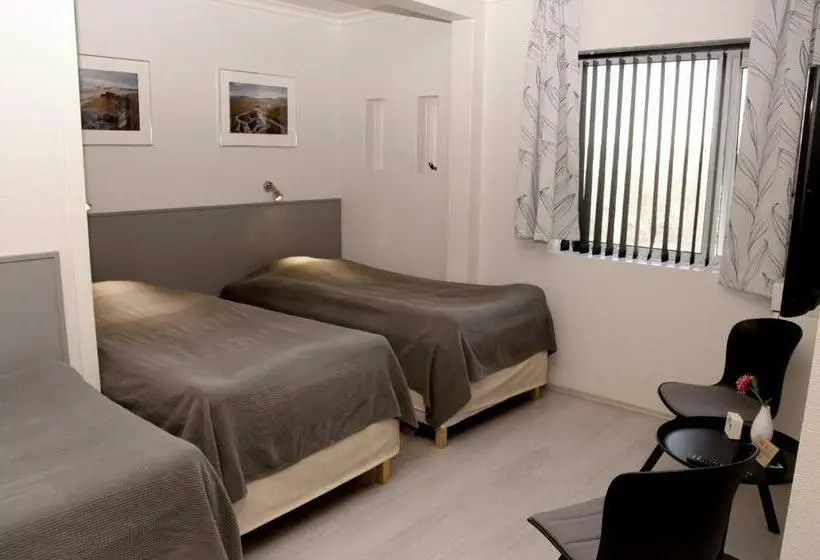 اتاق استاندارد سه تخته با سرویس بهداشتی مشترک, B&b Guesthouse   Bed And Breakfast Keflavik Centre