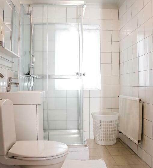 اتاق استاندارد سه تخته با سرویس بهداشتی مشترک, B&b Guesthouse   Bed And Breakfast Keflavik Centre