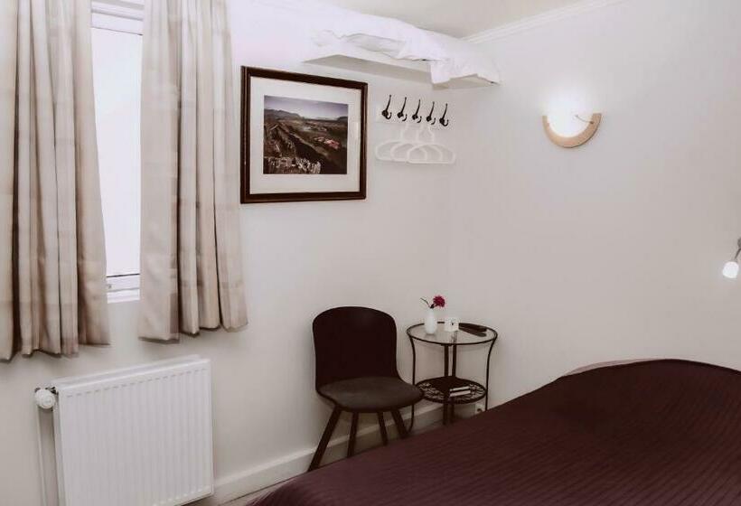 اتاق استاندارد یک تخته با سرویس بهداشتی مشترک, B&b Guesthouse   Bed And Breakfast Keflavik Centre
