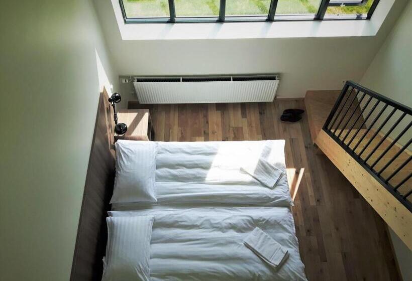 اتاق خانوادگی, Milk Factory