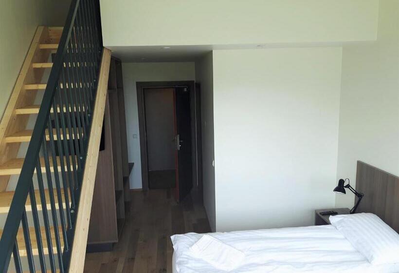 اتاق خانوادگی, Milk Factory