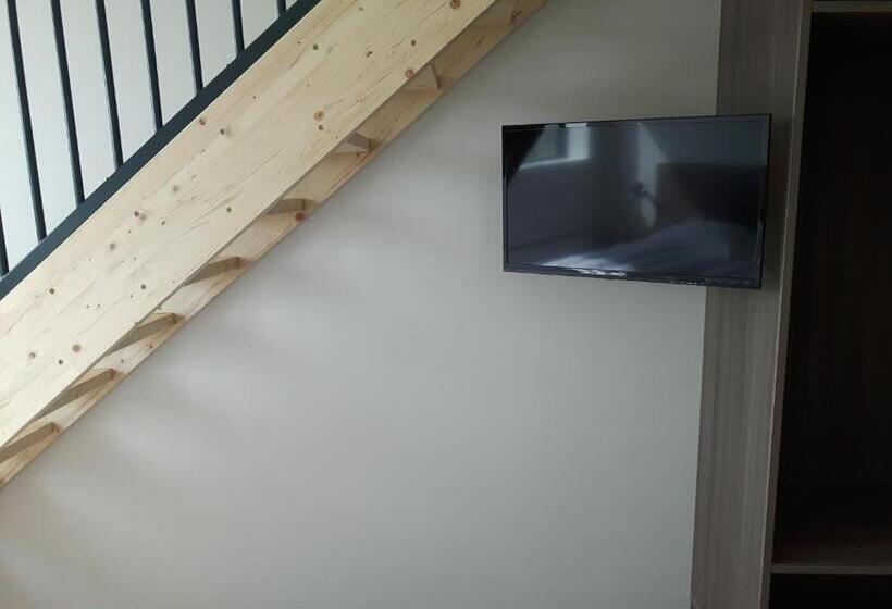 اتاق خانوادگی, Milk Factory