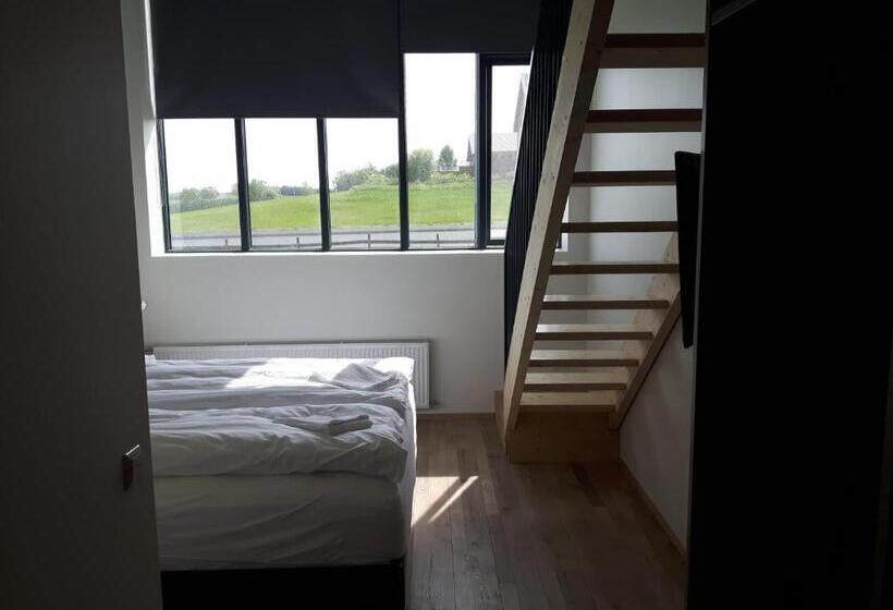 اتاق خانوادگی, Milk Factory