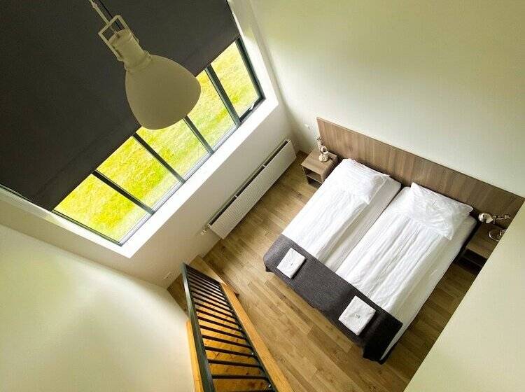 اتاق خانوادگی, Milk Factory