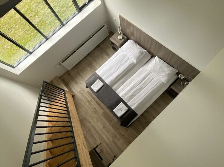 اتاق خانوادگی, Milk Factory