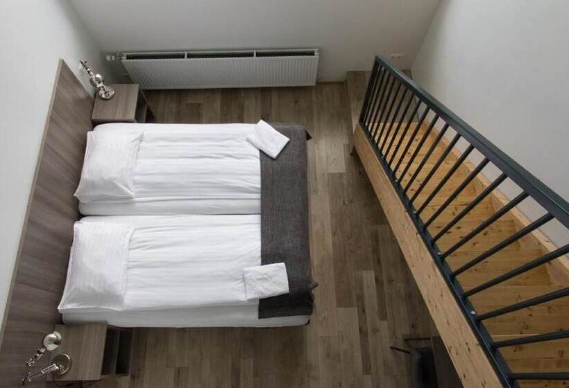 اتاق خانوادگی, Milk Factory