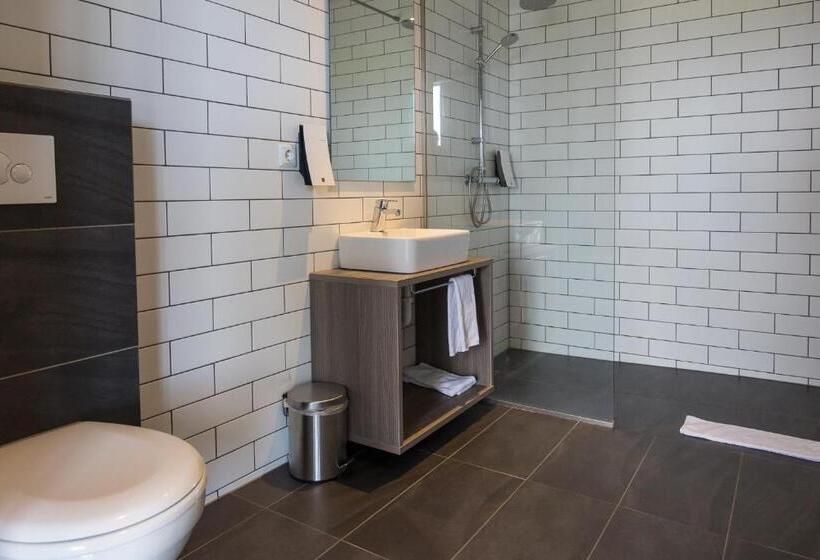 اتاق خانوادگی, Milk Factory