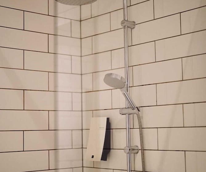 اتاق خانوادگی, Milk Factory