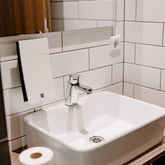 اتاق خانوادگی, Milk Factory