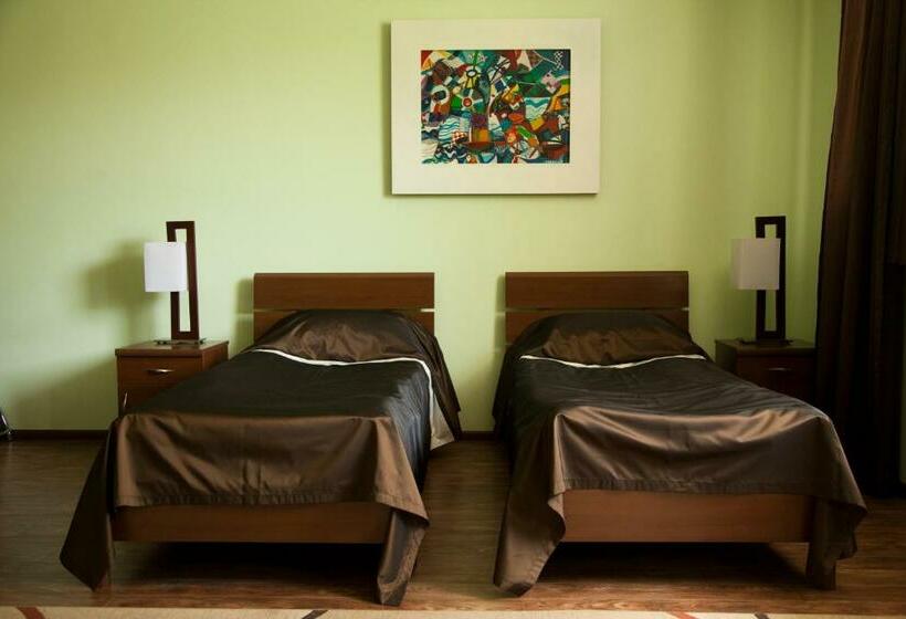 컴포트 스튜디오, Hin Yerevantsi