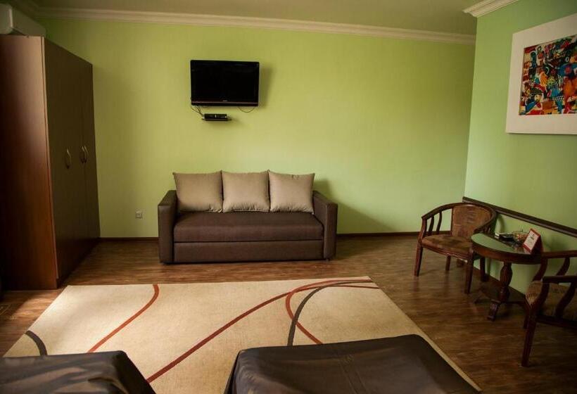 컴포트 스튜디오, Hin Yerevantsi