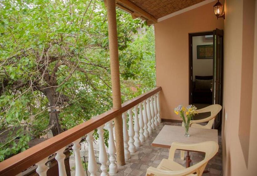 스탠다드 트리플 발코니 룸, Hin Yerevantsi