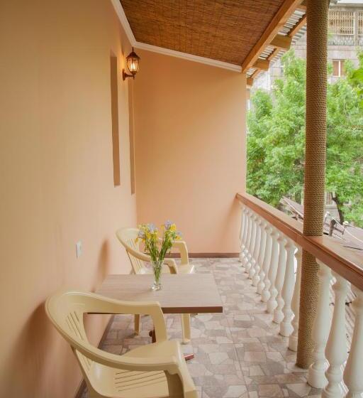 스탠다드 트리플 발코니 룸, Hin Yerevantsi