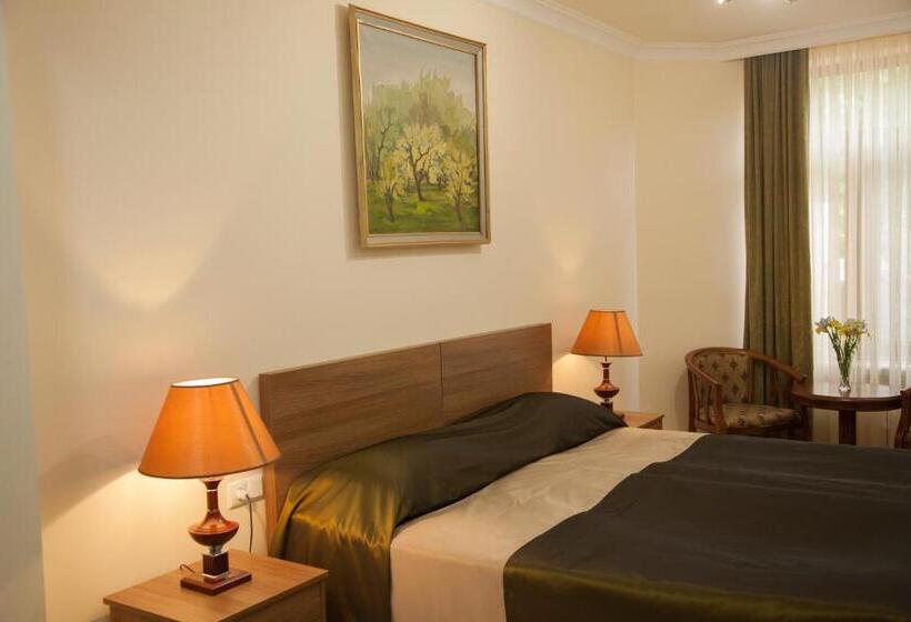 스탠다드 트리플 발코니 룸, Hin Yerevantsi