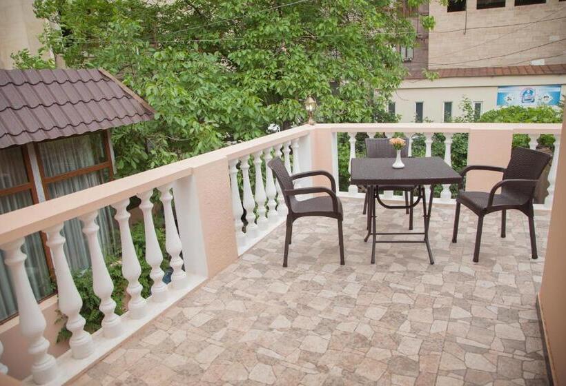 스탠다드 발코니 룸, Hin Yerevantsi