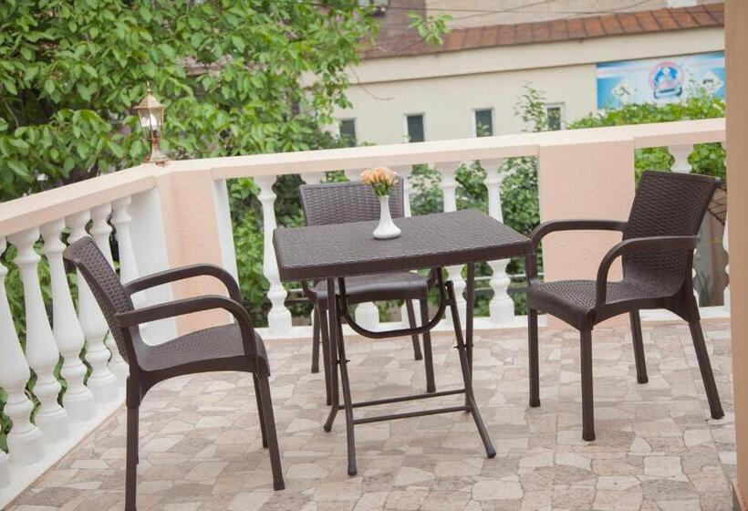 스탠다드 발코니 룸, Hin Yerevantsi