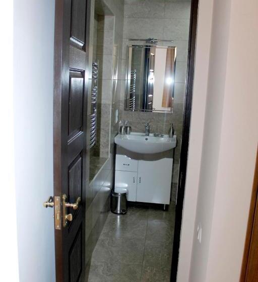 이코노미 룸, Hin Yerevantsi