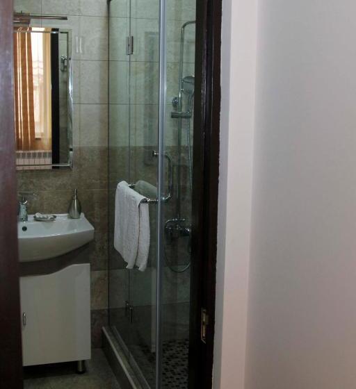 이코노미 룸, Hin Yerevantsi