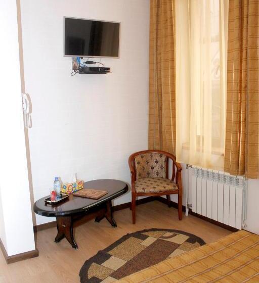 이코노미 룸, Hin Yerevantsi