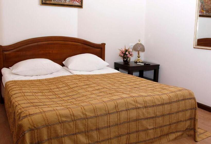 이코노미 룸, Hin Yerevantsi