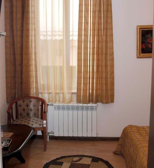 이코노미 룸, Hin Yerevantsi