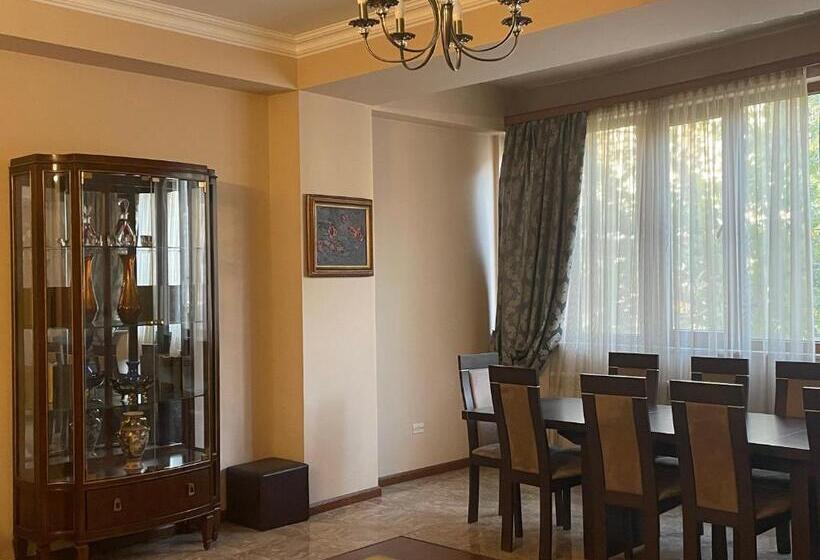 침실 2개 아파트, Hin Yerevantsi