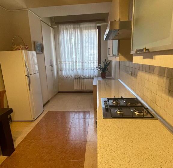 침실 2개 아파트, Hin Yerevantsi