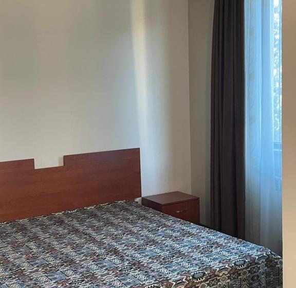 침실 2개 아파트, Hin Yerevantsi