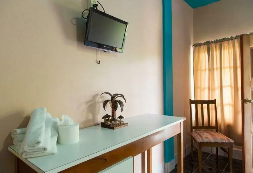 اتاق ساده سه‌ نفره, River Park Inn