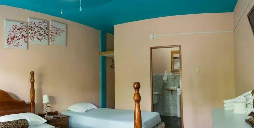 اتاق ساده سه‌ نفره, River Park Inn