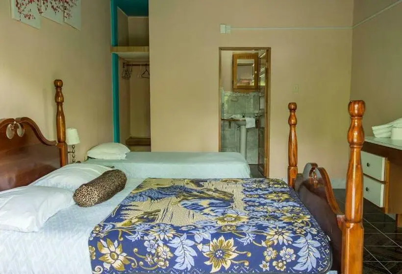 اتاق ساده سه‌ نفره, River Park Inn