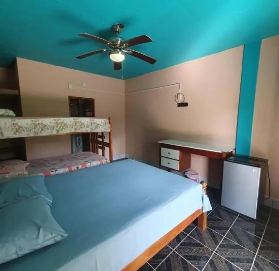 اتاق ساده سه‌ نفره, River Park Inn