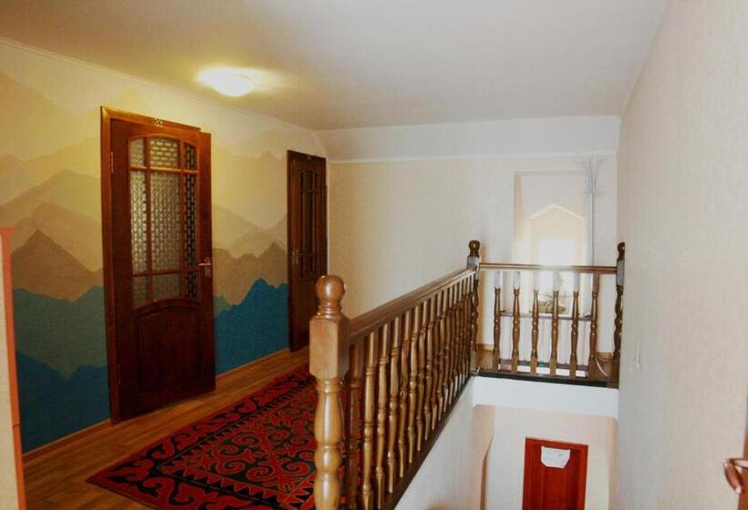 اتاق استاندارد سه نفره, Tunduk Hostel