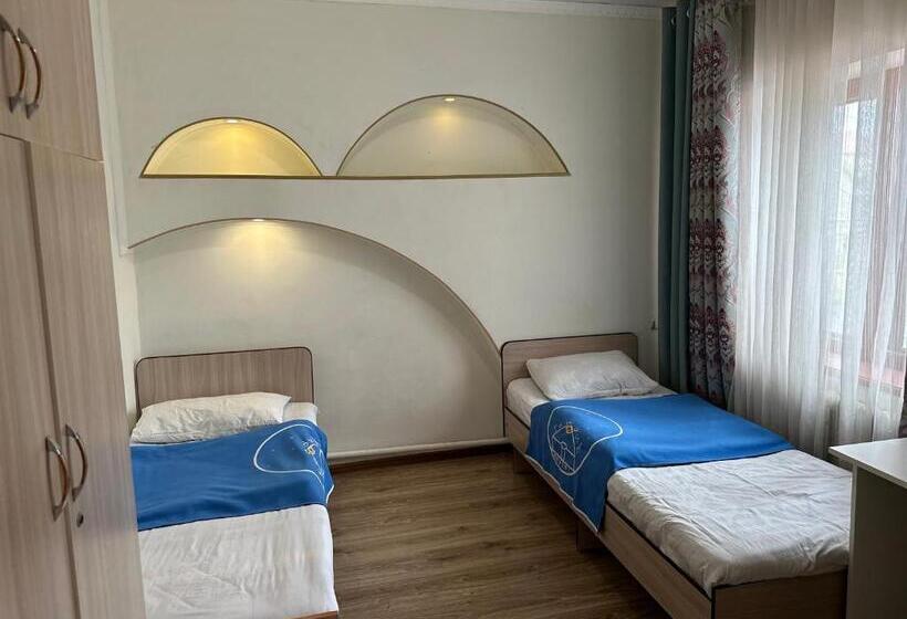 اتاق اکونومی, Tunduk Hostel