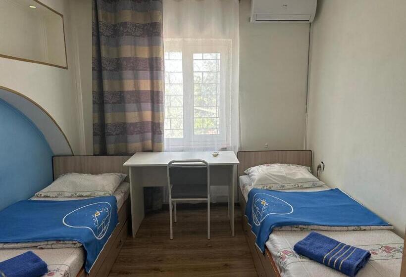 اتاق اکونومی, Tunduk Hostel