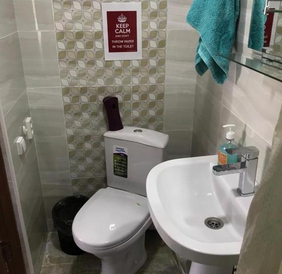 اتاق اکونومی, Tunduk Hostel