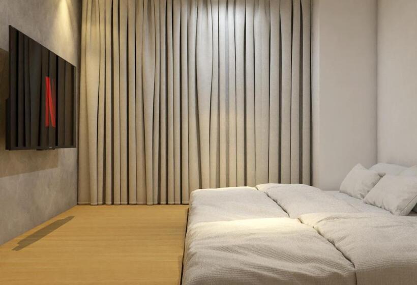 חדר סופריור לארבעה, Double H Boutique