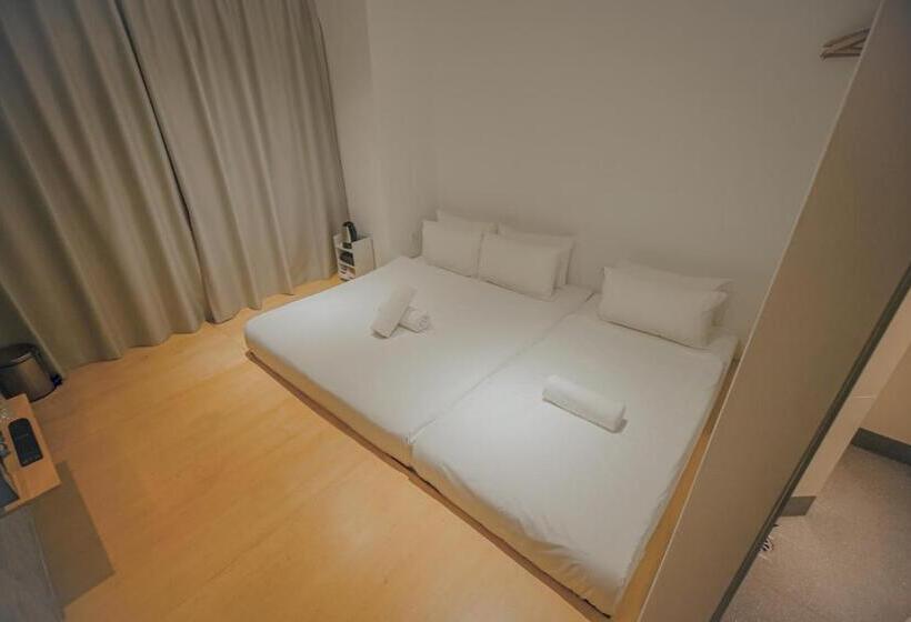 اتاق استاندارد سه نفره, Double H Boutique