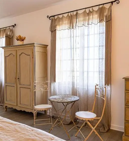 Standard Kolmen Hengen Huone, Maison Bournissac