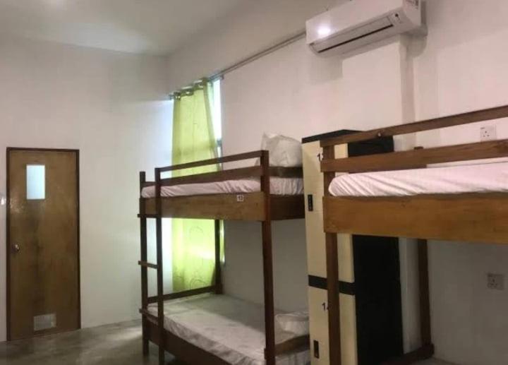 سرير فى غرفة مشتركه, Spot On 90808 Night Stayin2