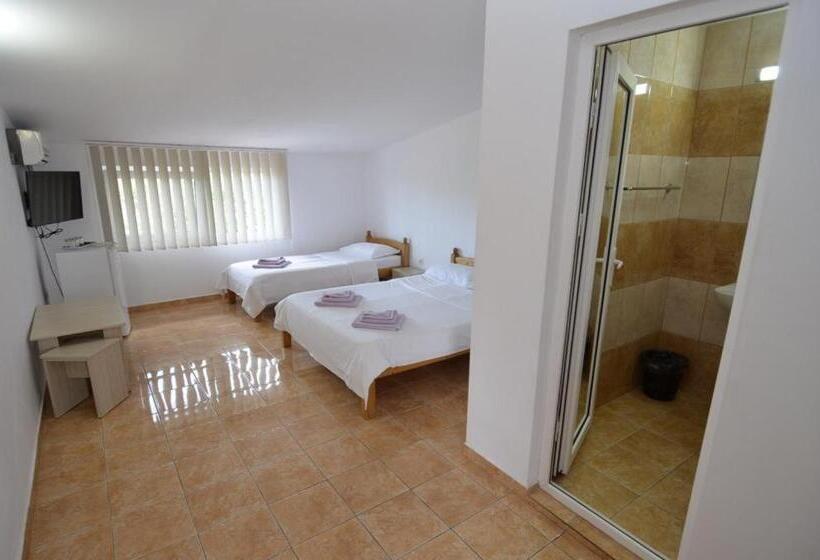 اتاق استاندارد سه نفره, Vila Rara